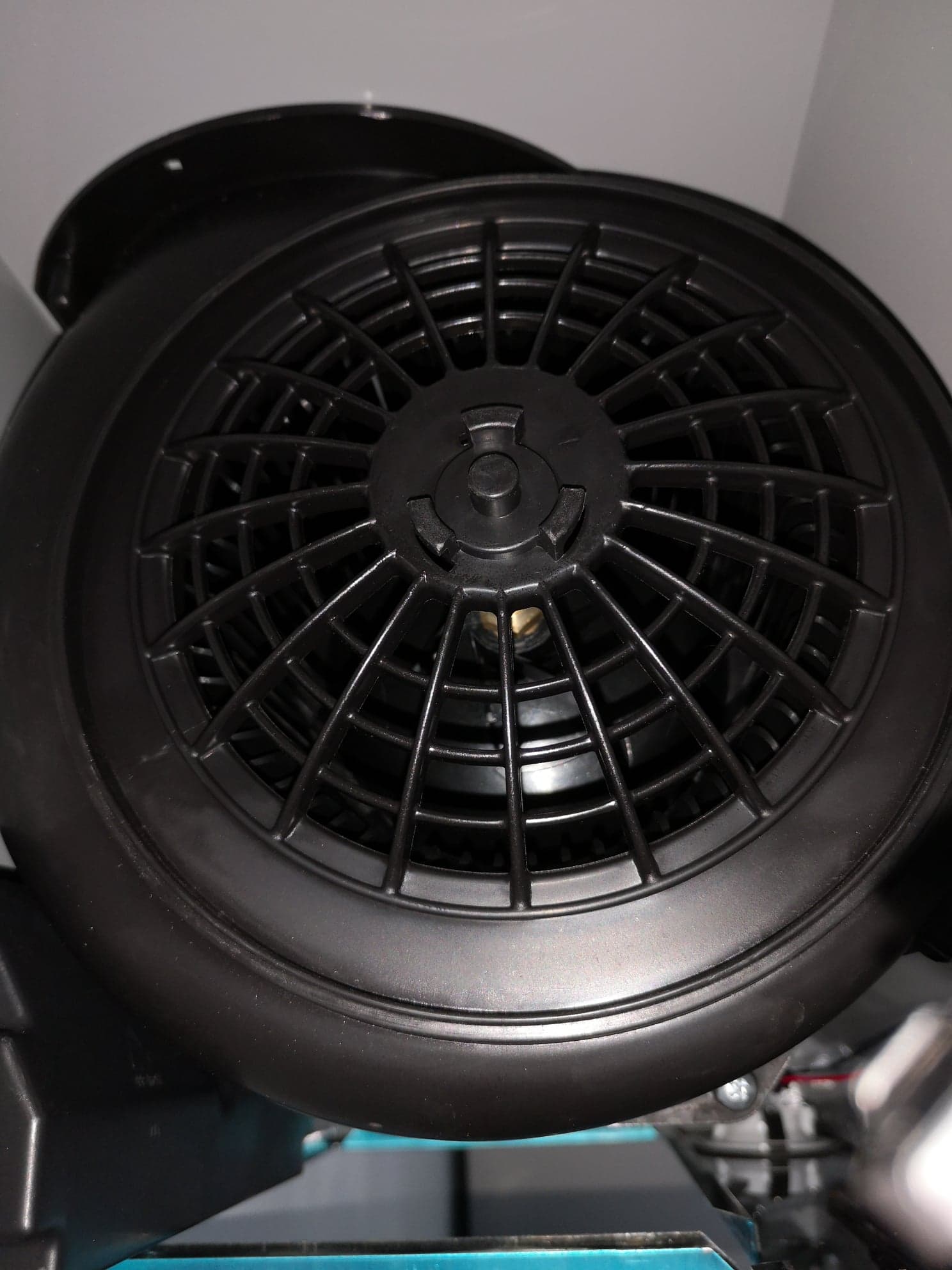 Moteur de hotte avec filtre à charbon encrassé